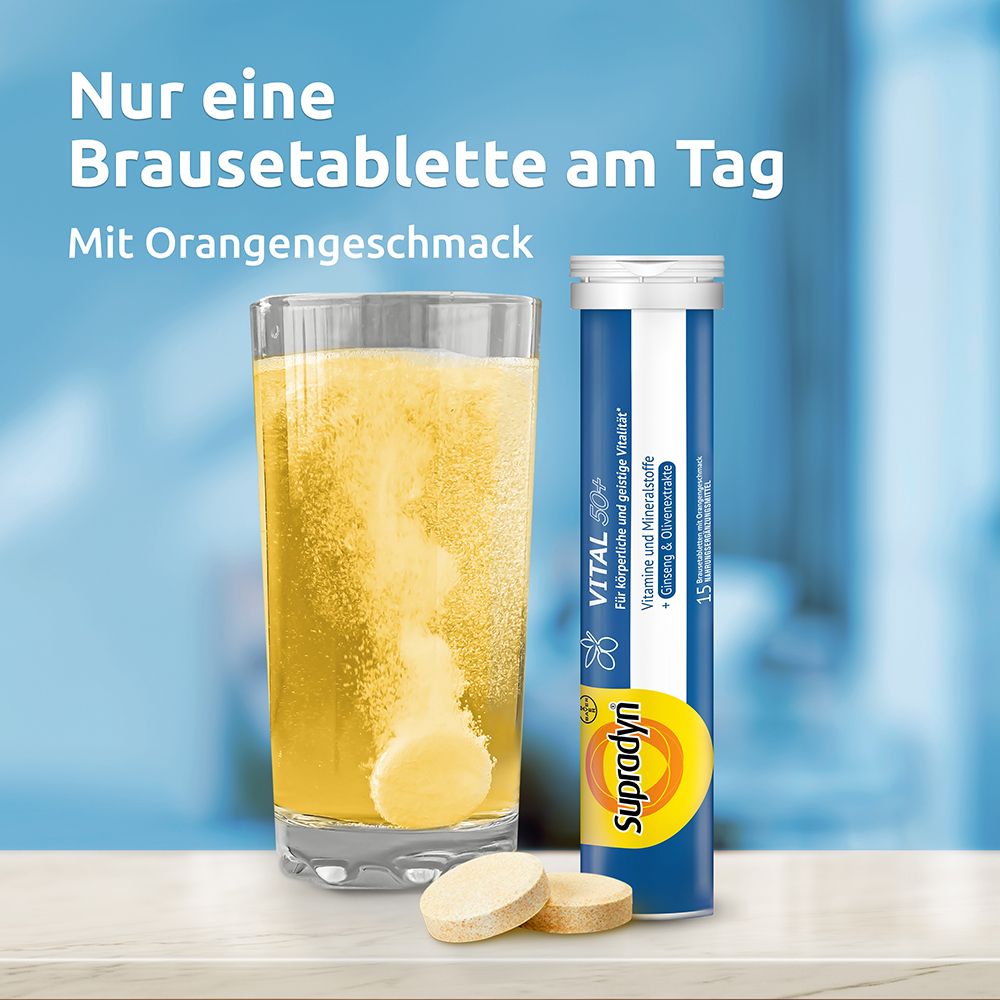Brausetablette in Glas mit Wasser. Daneben eine Packung Supradyn Vital 50+ Brausetabletten.