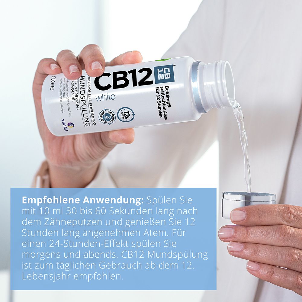 Person hält CB12 White Flasche und gießt Flüssigkeit in einen Becher. Text: Empfohlene Anwendung: 10 ml für 30-60 Sekunden spülen.