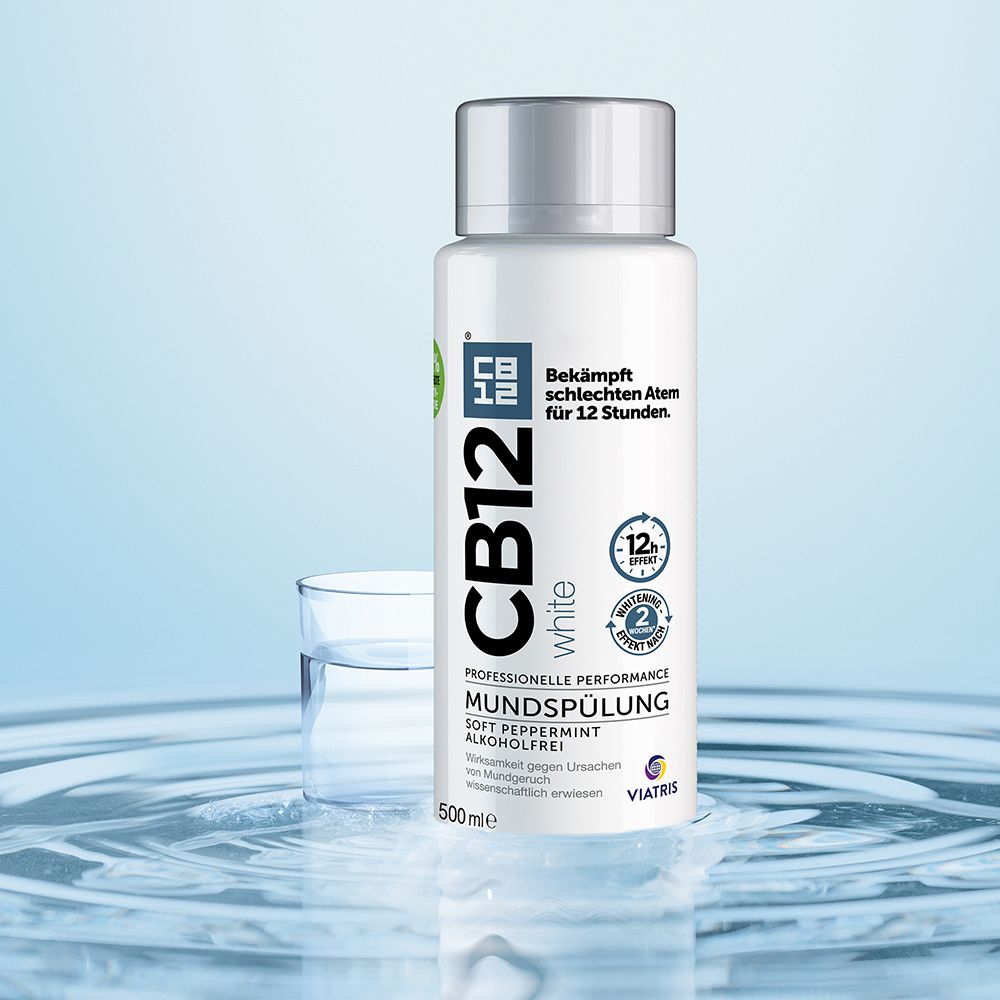 CB12 White Flasche und Glas Wasser. Text: Bekämpft schlechten Atem für 12 Stunden. Soft Peppermint.