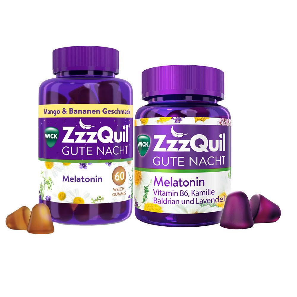 Zwei Flaschen ZzzQuil Gute Nacht mit Melatonin. Eine mit Mango-Banane-Geschmack, die andere mit Vitamin B6, Kamille, Baldrian und Lavendel.