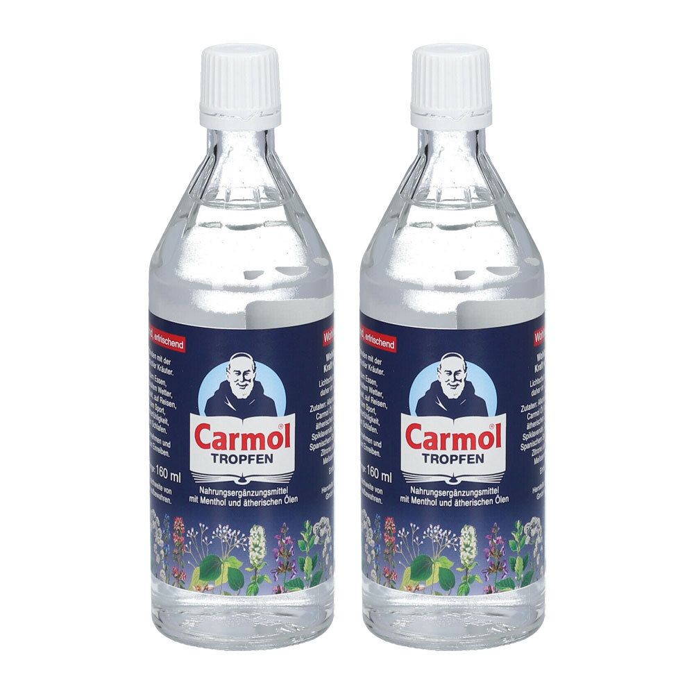 Zwei Flaschen Carmol Tropfen. Klare Flüssigkeit in Glasflaschen mit weißem Verschluss. Blaue Etiketten mit Logo und Text.