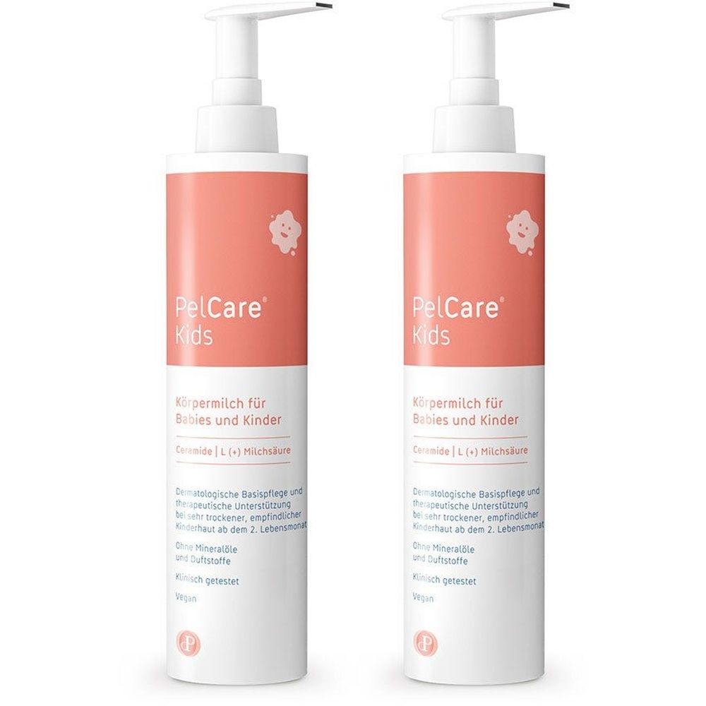 Zwei Flaschen PelCare Kids Körperlotion mit Pumpverschluss. Rosa-weiße Etiketten mit Produktnamen und Text. Vegan.