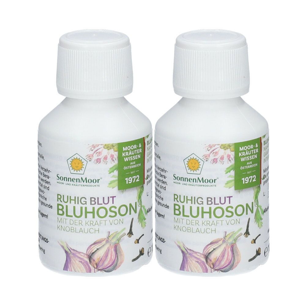 Zwei weiße Flaschen mit Schraubverschluss. Aufkleber mit Produktnamen RUHIG BLUT BLUHOSON, Knoblauch-Illustration und SonnenMoor Logo.