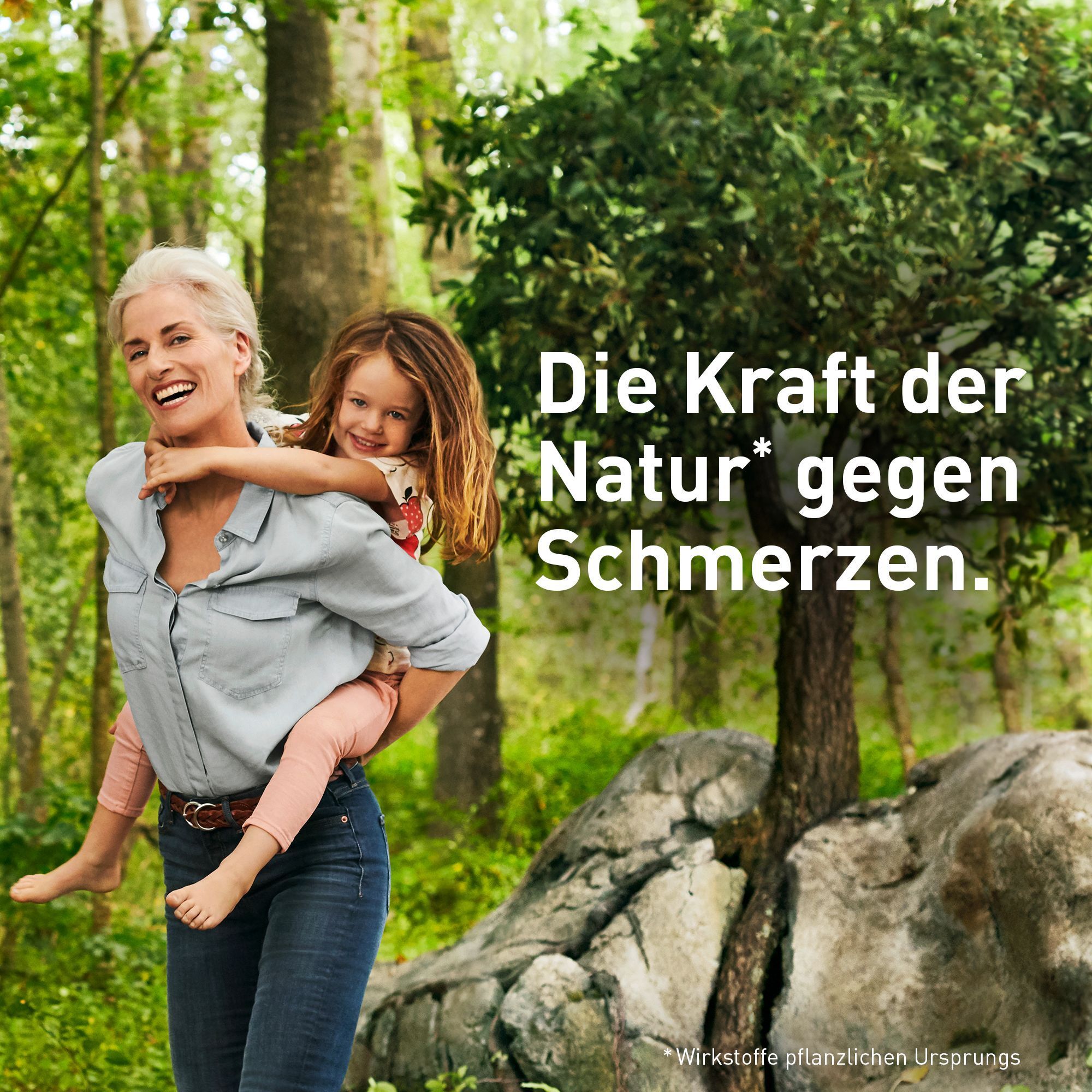 Frau trägt Kind auf dem Rücken im Wald. Text: Die Kraft der Natur gegen Schmerzen.