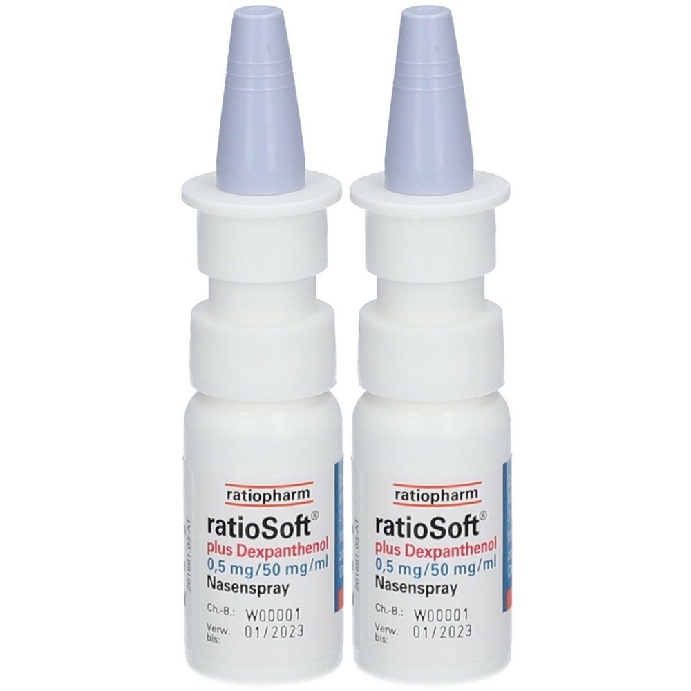 Zwei weiße Nasensprays mit blauen Sprühköpfen. Auf den Etiketten steht "ratioSoft plus Dexpanthenol 0,5 mg/50 mg/ml Nasenspray".