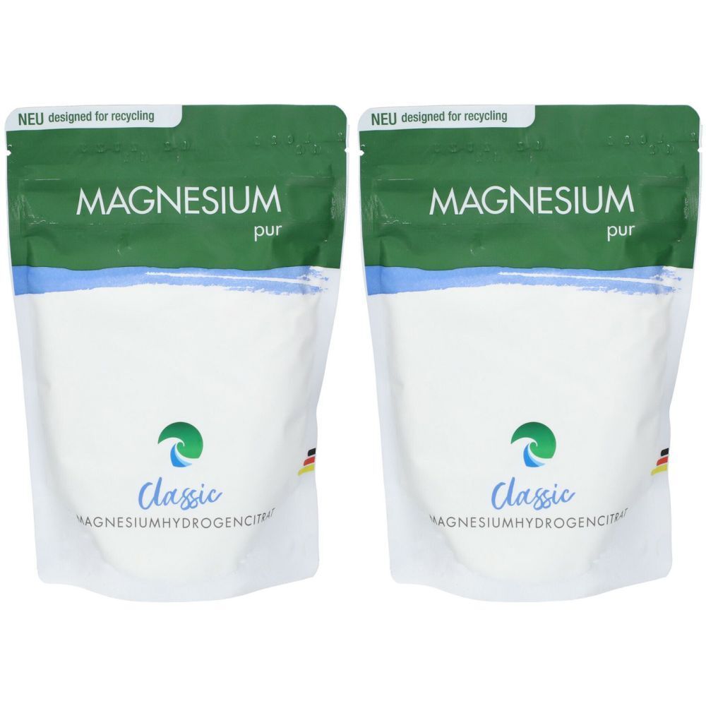 Zwei Beutel mit weißem Pulver. Aufschrift: MAGNESIUM pur, Classic Magnesiumhydrogenzitrat. Grün-weiße Verpackung.