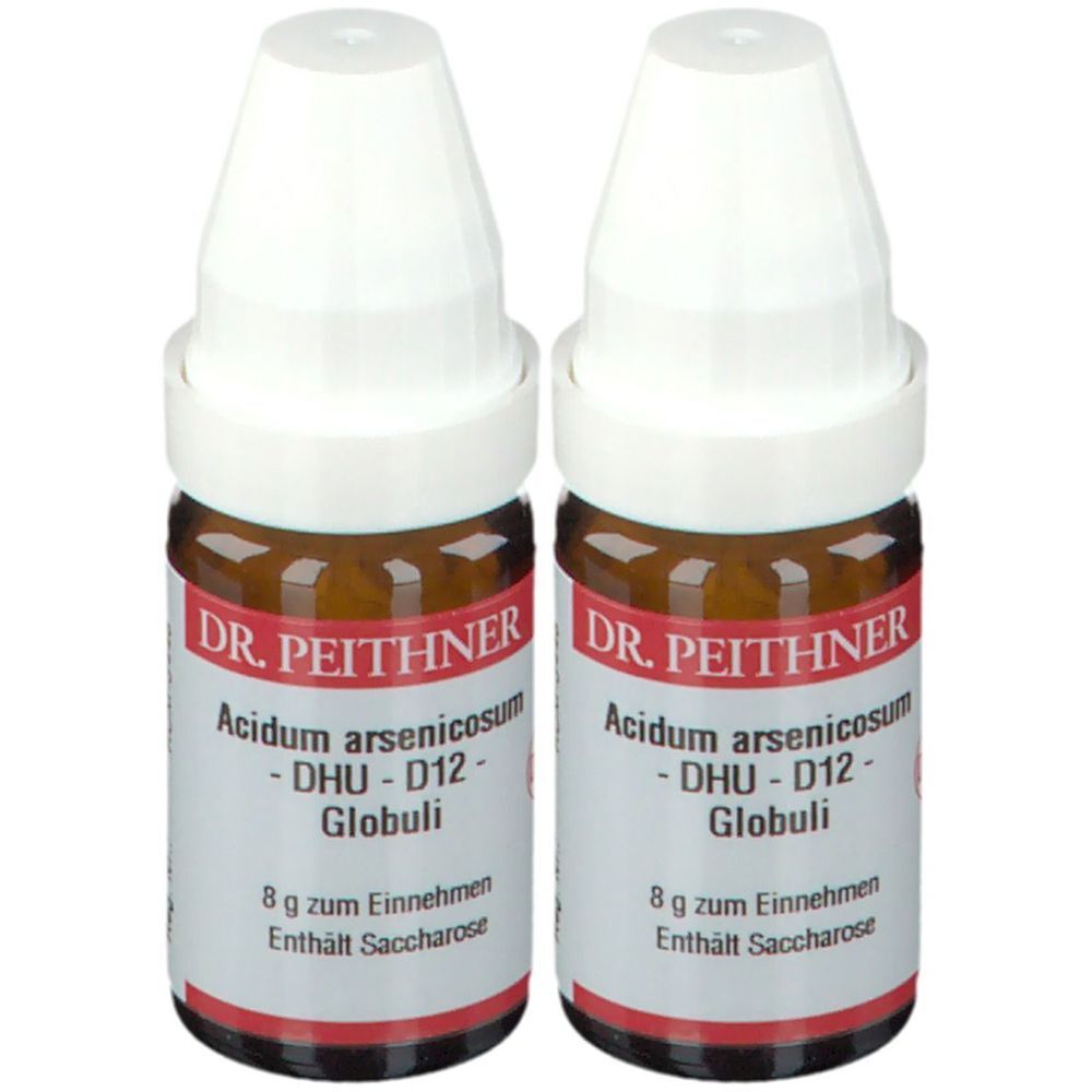 Zwei braune Glasflaschen mit weißen Deckeln. Auf den Etiketten steht "DR. PEITHNER Acidum arsenicosum - DHU - D12 - Globuli".