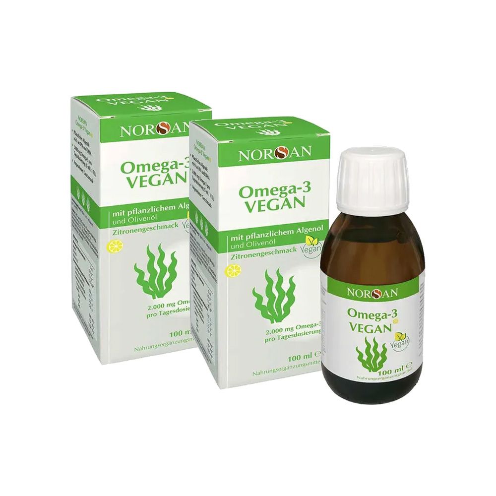 Zwei Kartons und eine Flasche NORSAN Omega-3 Vegan Algenöl. Aufschrift: Omega-3 Vegan, mit pflanzlichem Algenöl und Olivenöl, Zitronengeschmack.