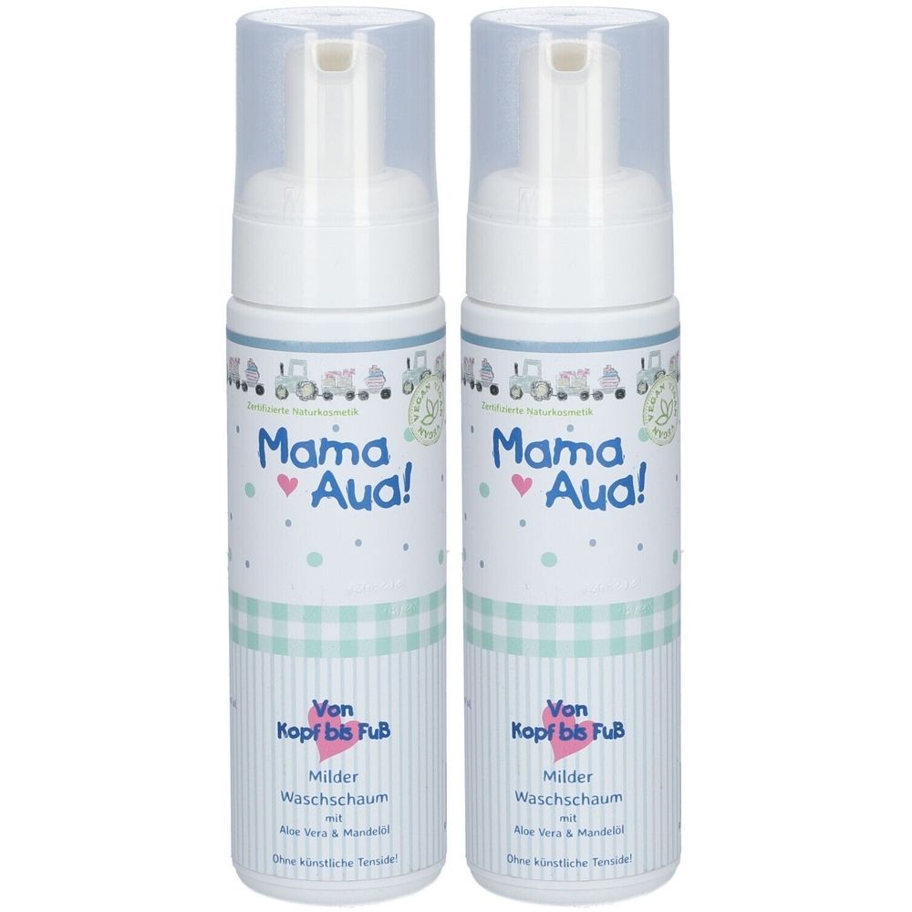 Zwei weiße Flaschen mit Pumpaufsatz. Aufschrift: Mama Aua! Von Kopf bis Fuß, milder Waschschaum. Mit Aloe Vera & Mandelöl.