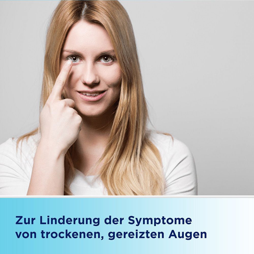 Frau mit blonden Haaren berührt ihr rechtes Auge, um trockene Augen zu lindern.