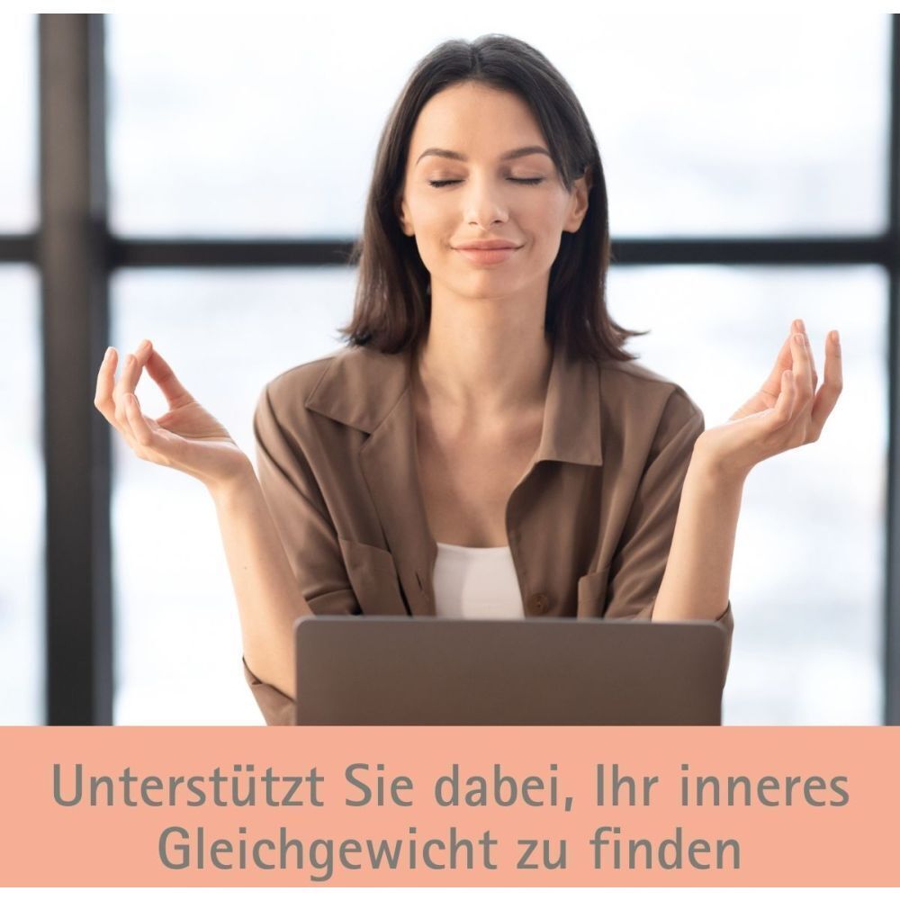Frau meditiert vor Laptop. Text: 'Unterstützt Sie dabei, Ihr inneres Gleichgewicht zu finden'.