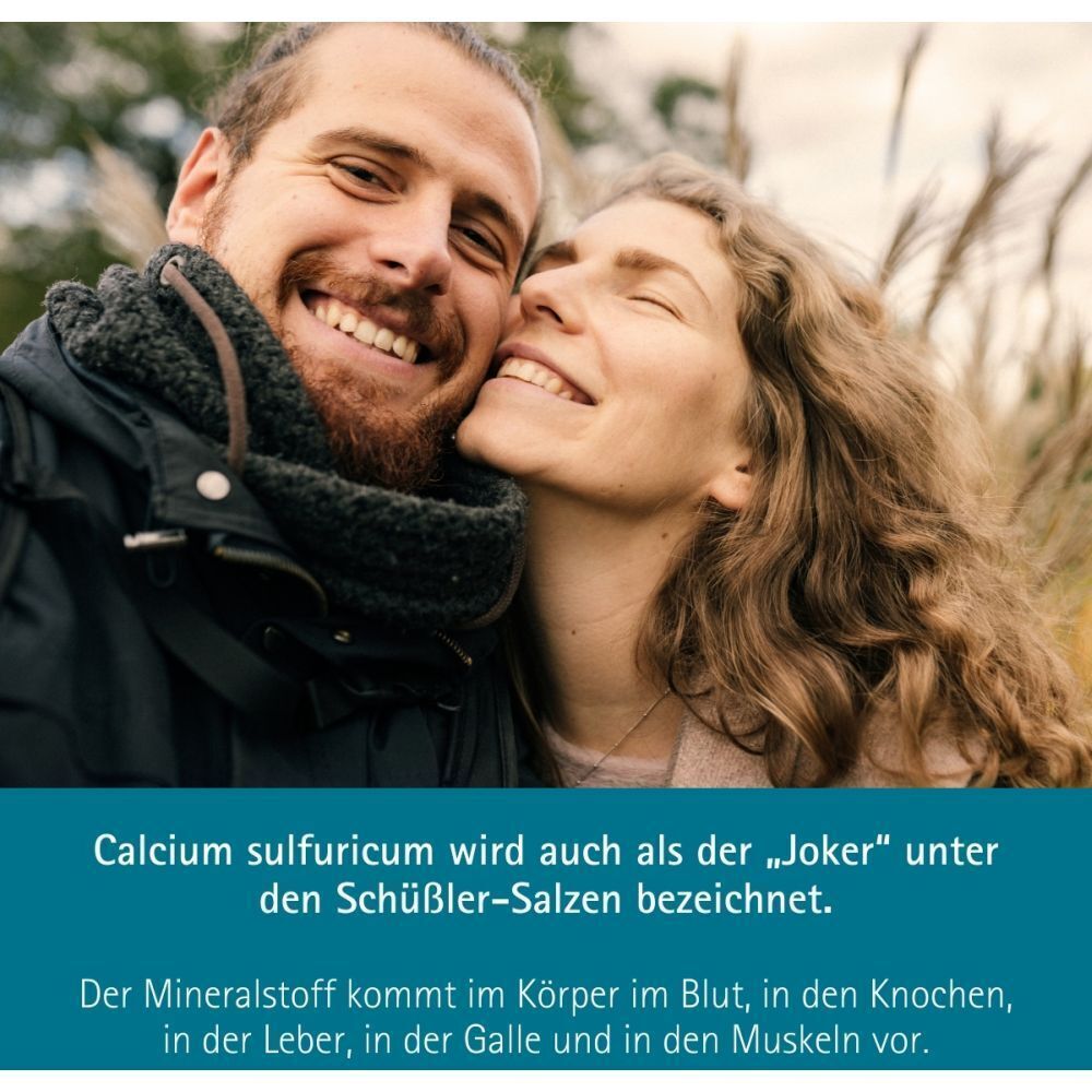 Ein lächelndes Paar umarmt sich. Text: Calcium sulfuricum wird auch als „Joker“ unter den Schüßler-Salzen bezeichnet.