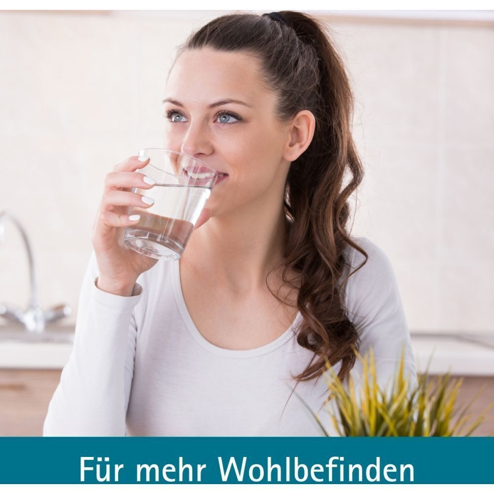 Eine Frau trinkt Wasser aus einem Glas. Text: Für mehr Wohlbefinden.