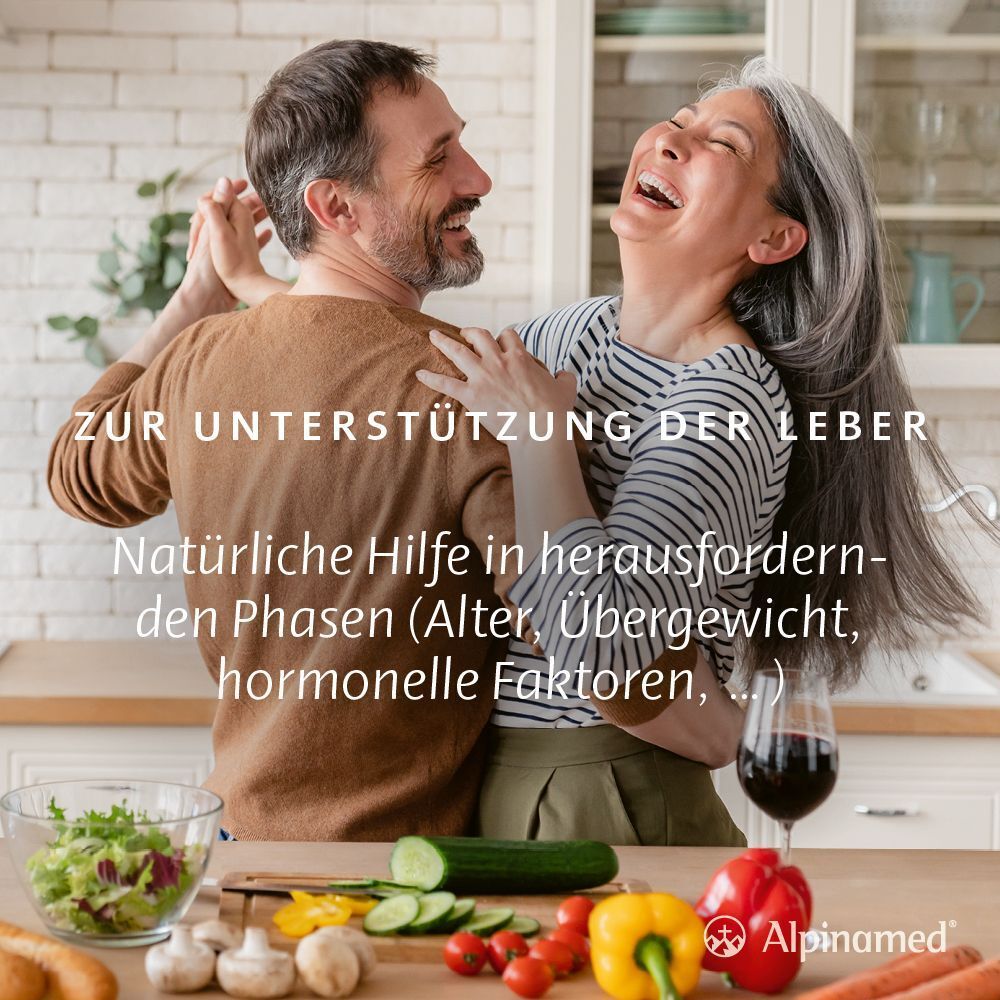 Ein Paar tanzt in einer Küche. Text: Natürliche Hilfe in herausfordernden Phasen (Alter, Übergewicht, hormonelle Faktoren, ...)
