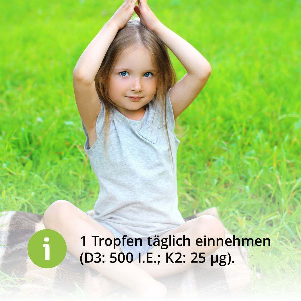 Ein junges Mädchen sitzt auf einer Decke im Gras. Text: 1 Tropfen täglich einnehmen (D3: 500 I.E.; K2: 25 µg).