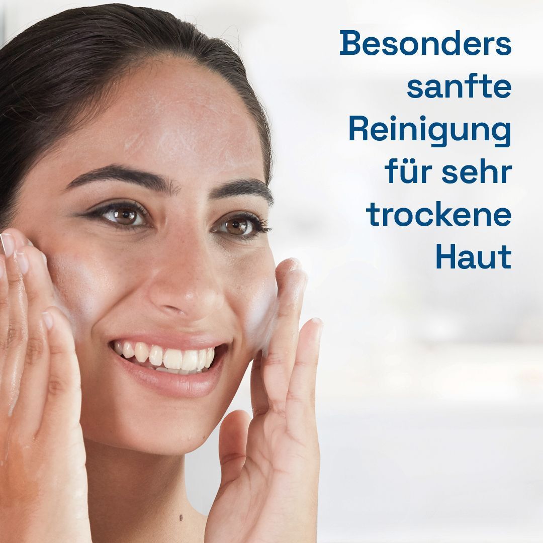 Frau mit Schaum im Gesicht, die Cetaphil Reinigungsschaum für trockene Haut verwendet.