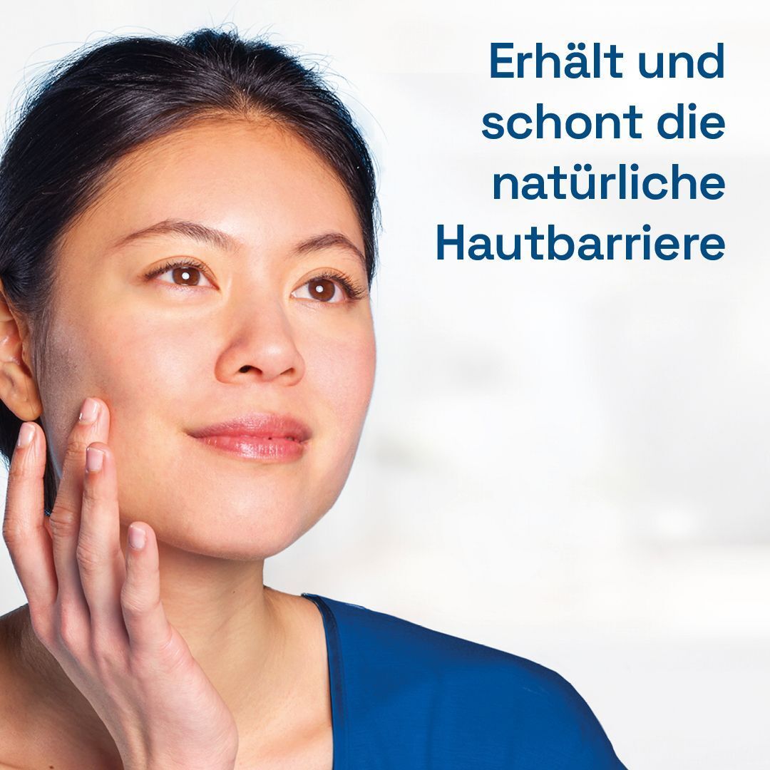Frau mit glatter Haut, die die natürliche Hautbarriere von Cetaphil schont.