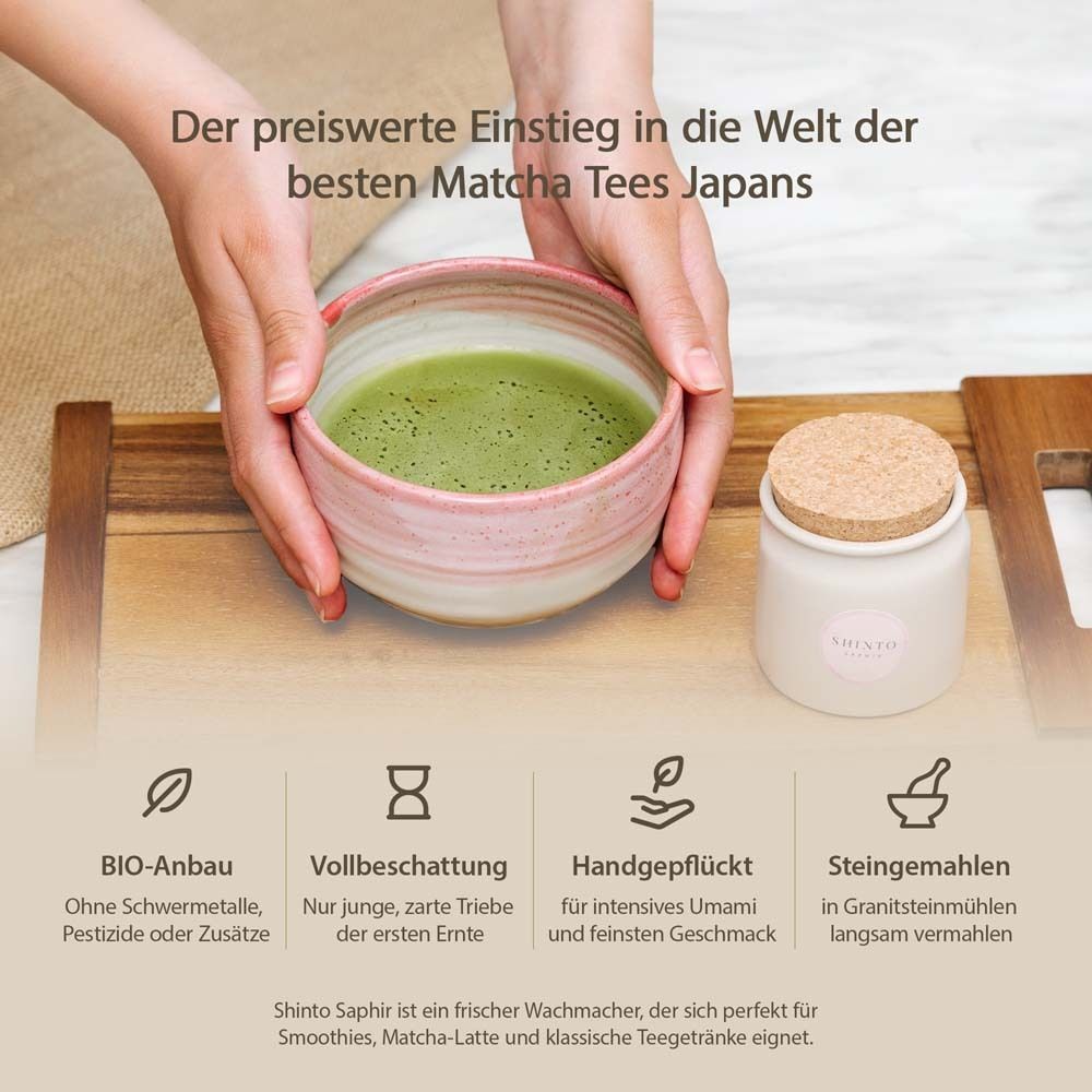 Hände halten Schale mit Matcha-Tee. Dose mit "SHINTO Saphir".
