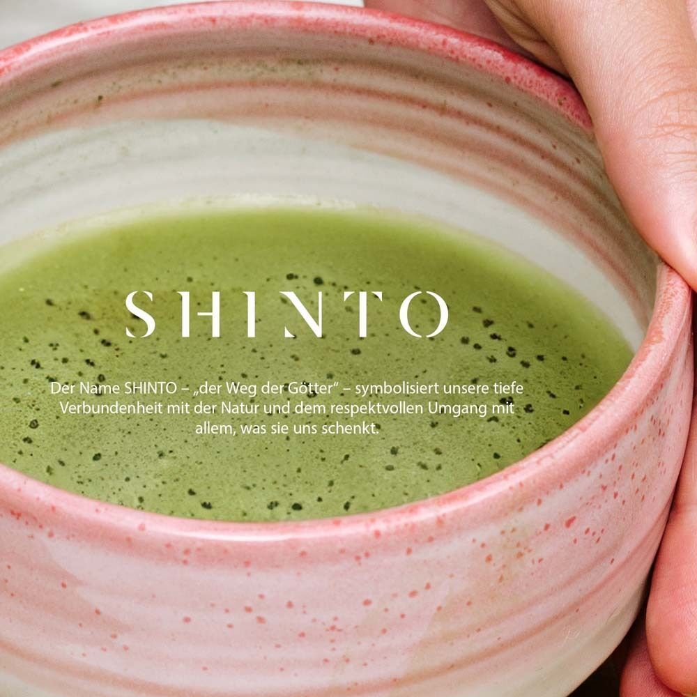 Hände halten eine Schale mit Matcha-Tee. Text: "SHINTO".