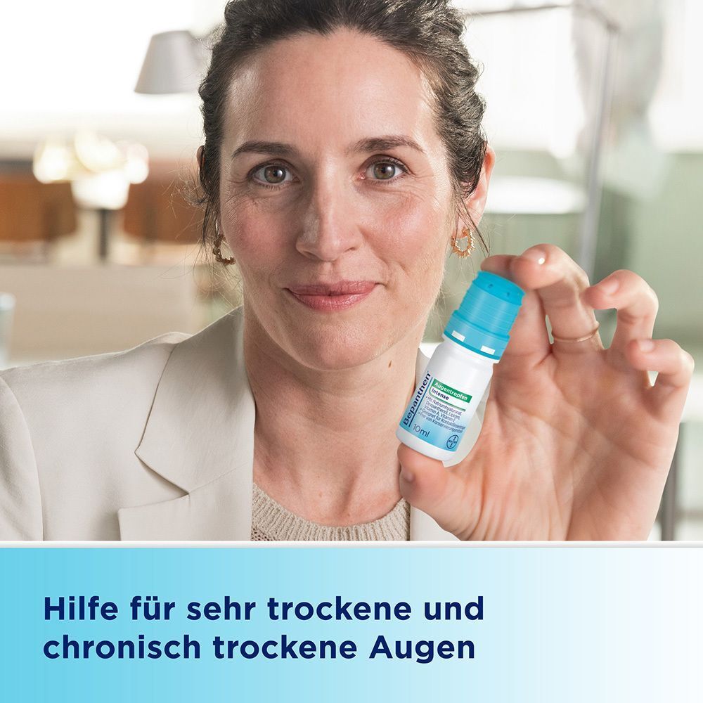 Frau hält eine Flasche Bepanthen® Augentropfen Intense. Aufschrift: Hilfe für sehr trockene und chronisch trockene Augen.