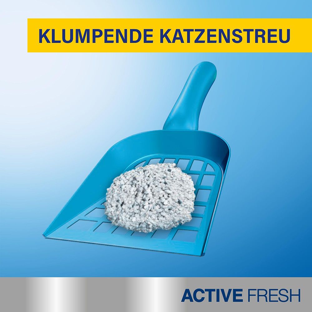 Klumpende Katzenstreu auf einer blauen Schaufel