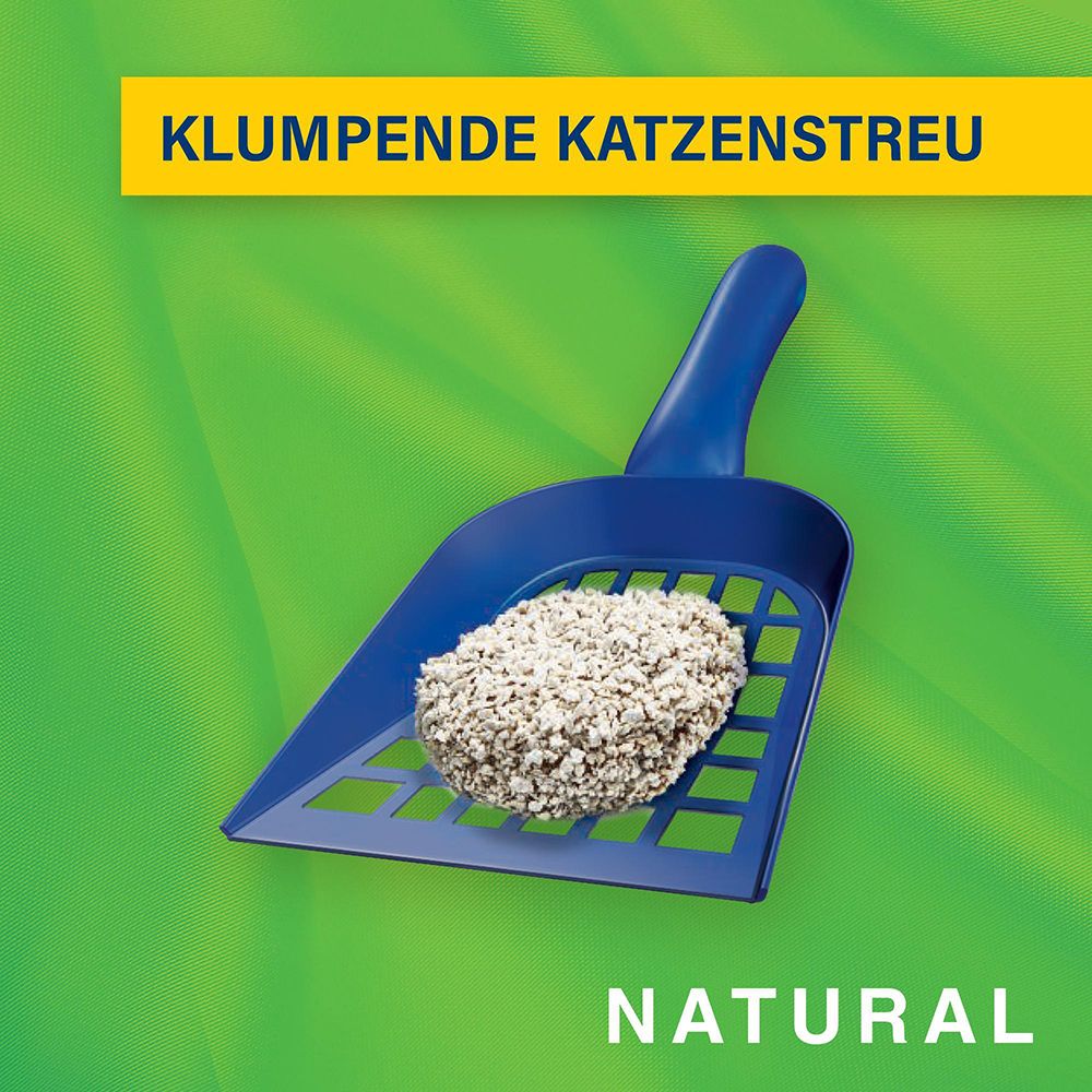 CATSAN Natural Klumpende Katzenstreu. Schaufel mit Streu, zeigt die Klumpenbildung.