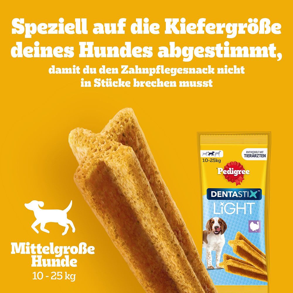 Zwei zahnförmige Hundeleckerlis liegen vor einer Packung Pedigree Dentastix Light für mittelgroße Hunde.