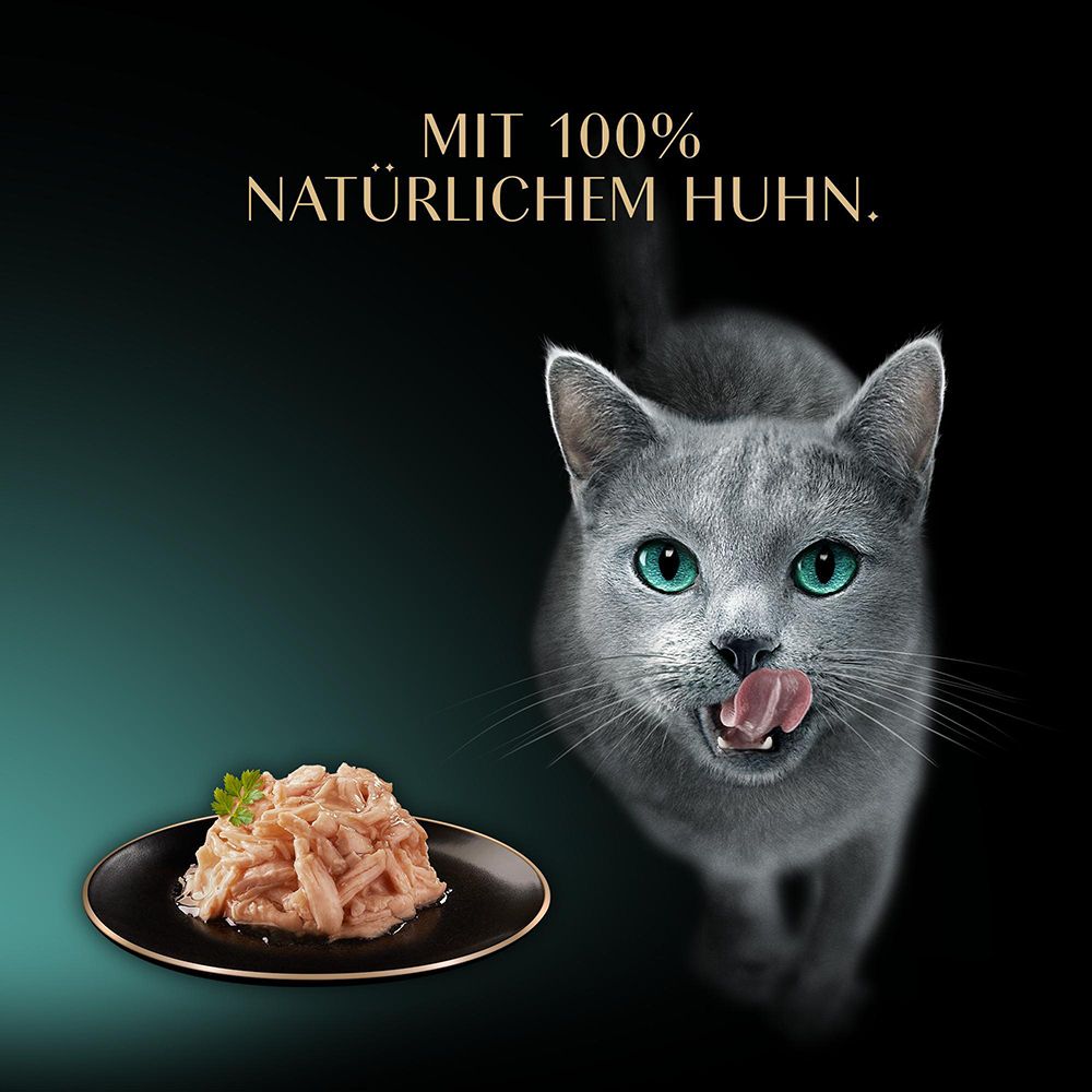 Katze leckt sich die Lippen neben einem Napf mit Hühnerfleisch. "Mit 100% natürlichem Huhn".