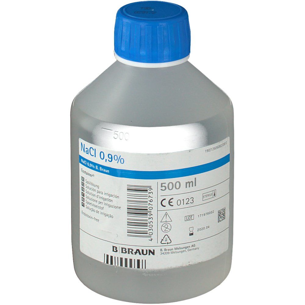 Flasche NaCl 0,9% B. Braun Ecotainer®. Blaue Kappe, transparente Flüssigkeit, Etikett mit Produktinformationen und Marke.