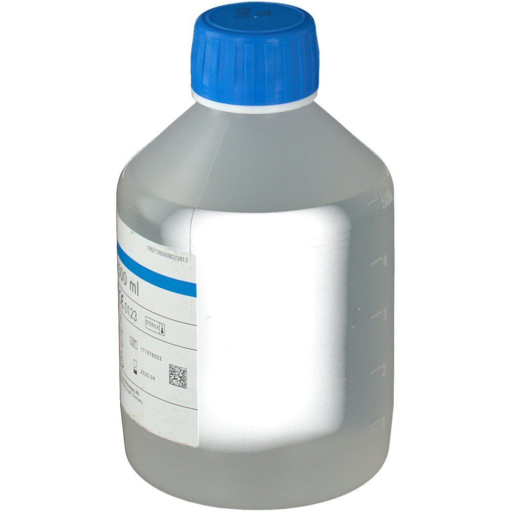 Flasche NaCl 0,9% B. Braun Ecotainer®. Blaue Kappe, transparente Flüssigkeit, leeres Etikett.