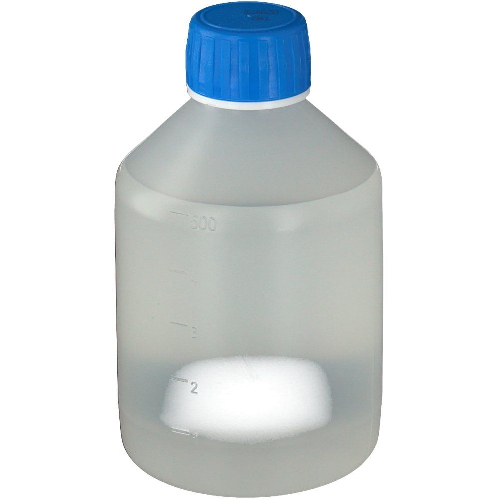 Flasche NaCl 0,9% B. Braun Ecotainer®. Blaue Kappe, transparente Flüssigkeit, Messskala.
