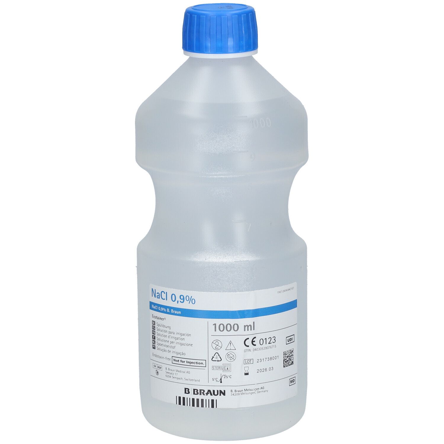 Flasche mit NaCl 0,9% Lösung. Transparente Flasche mit blauem Verschluss. Beschriftung mit Produktinformationen und B. Braun Logo.