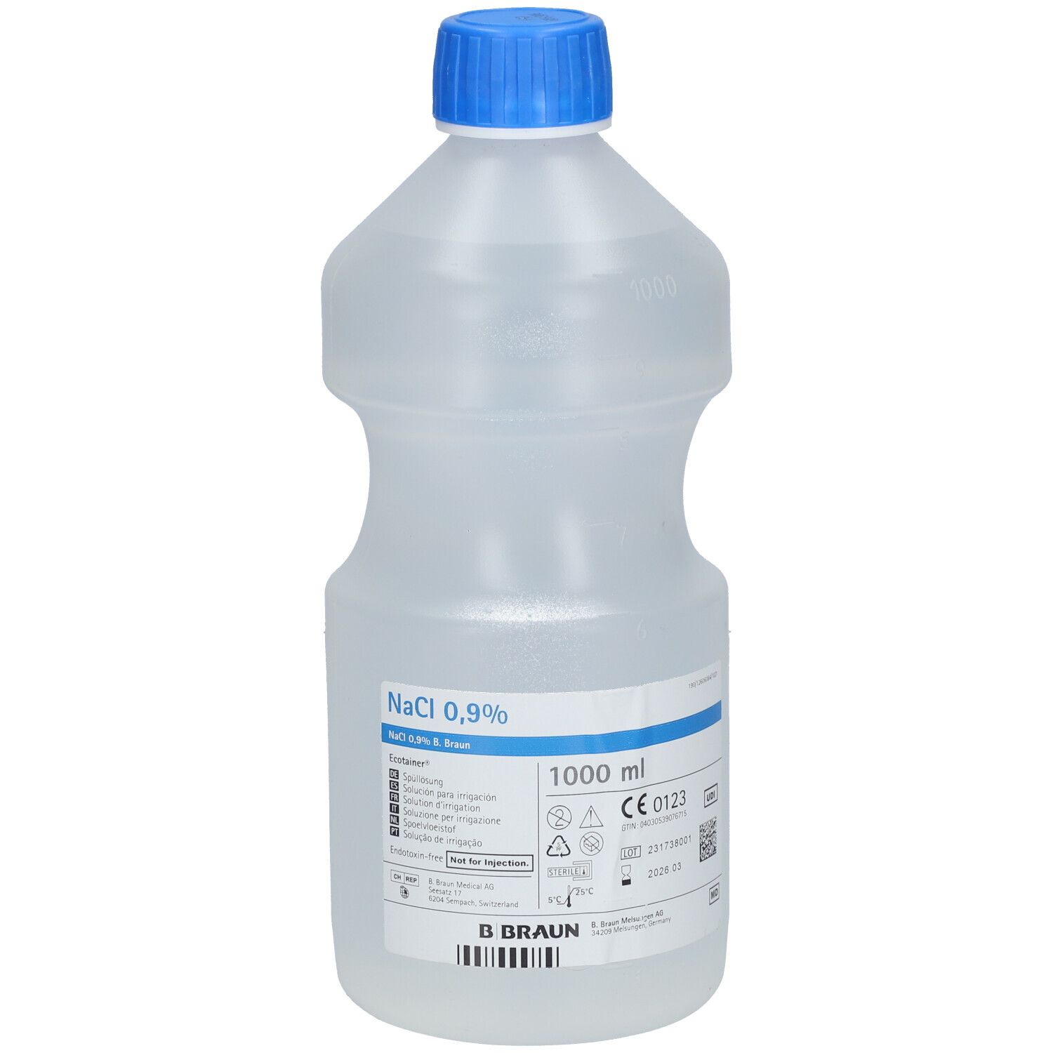 Flasche mit NaCl 0,9% Lösung. Transparente Flasche mit blauem Verschluss. Beschriftung mit Produktinformationen und B. Braun Logo.