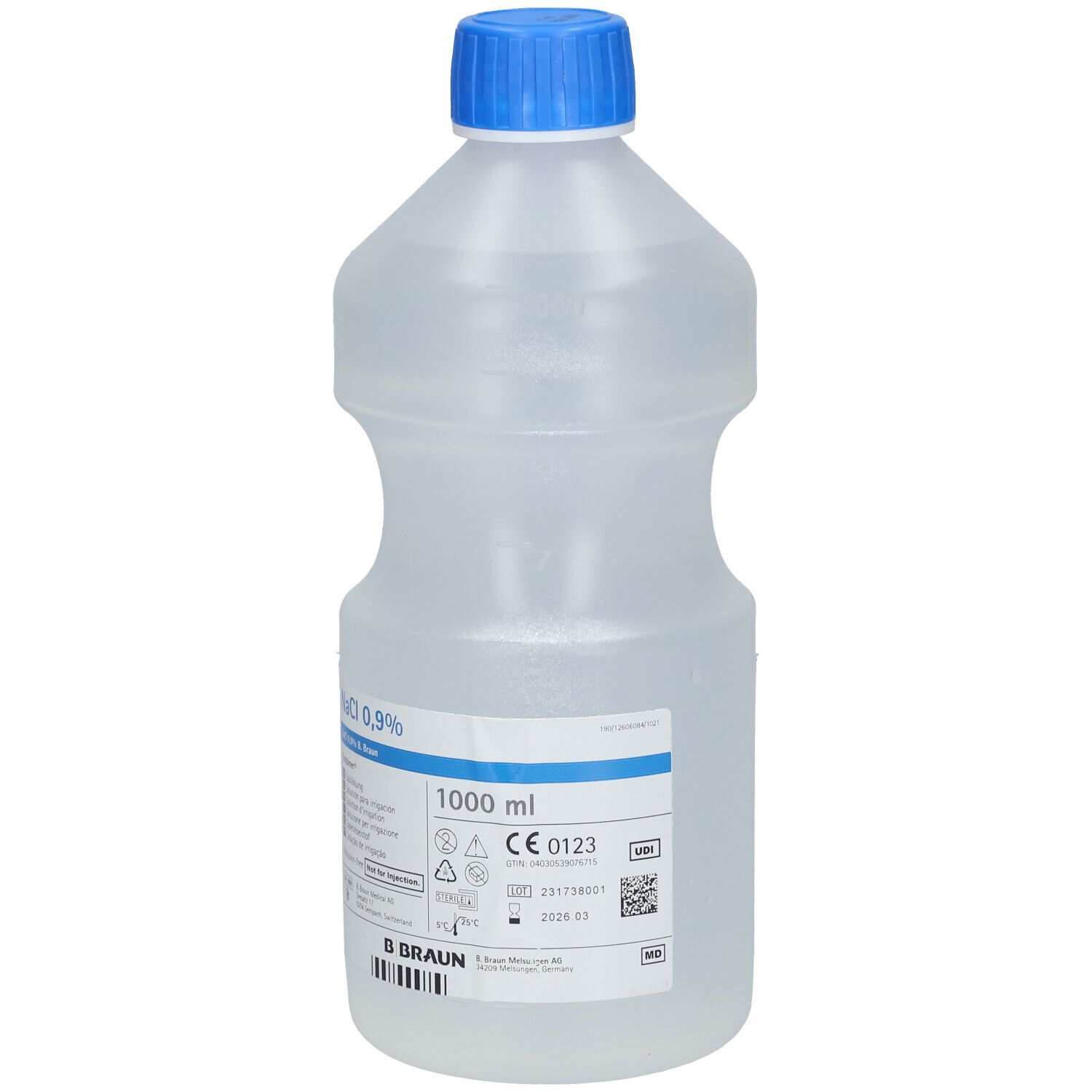 Flasche mit NaCl 0,9% Lösung. Transparente Flasche mit blauem Verschluss. Beschriftung mit Produktinformationen und B. Braun Logo.