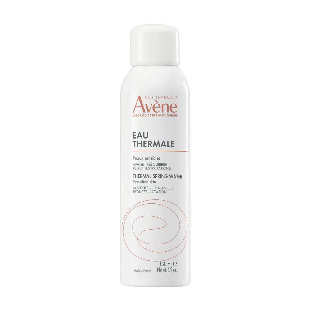 Witte spray met witte dop. Opschrift: Eau Thermale Avène. Tekst in het Duits, Frans, Italiaans en Nederlands.