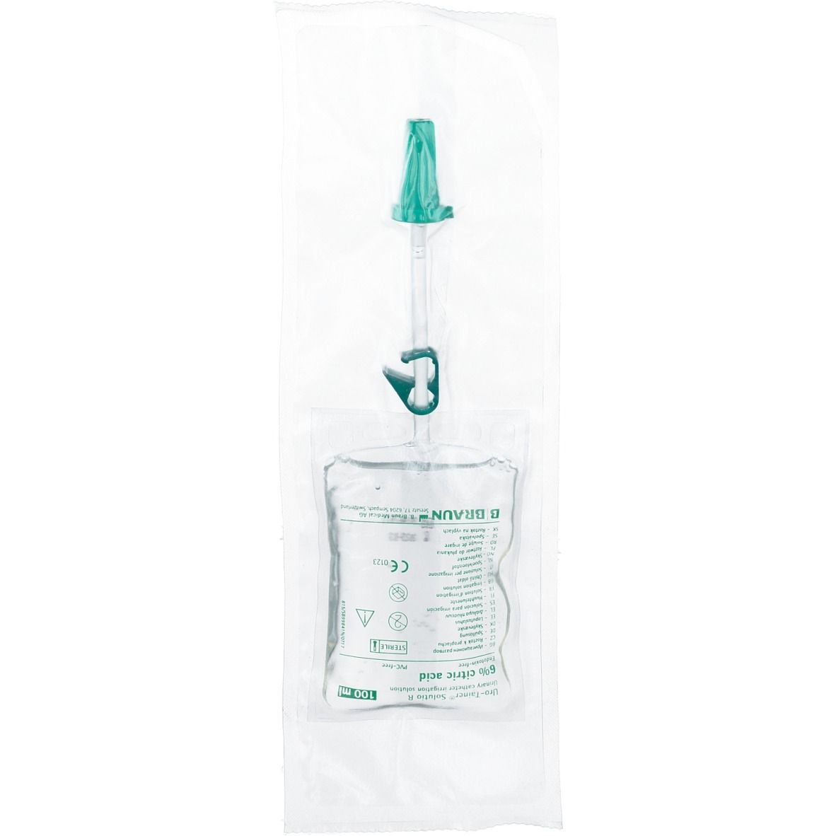 Poche de solution pour perfusion emballée. Visible: tube, fermeture verte, suspension. Marque B. Braun.
