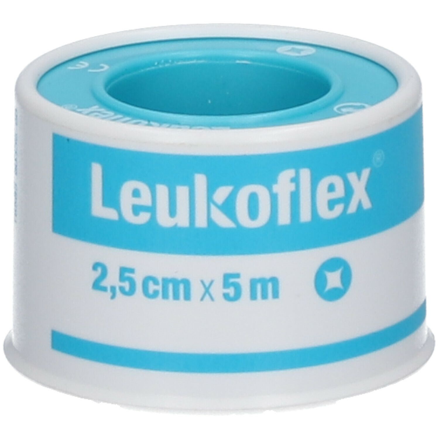 Rouleau de Leukoflex 2,5 cm x 5 m. Ruban blanc avec impression et noyau bleus. Nom du produit et dimensions visibles.