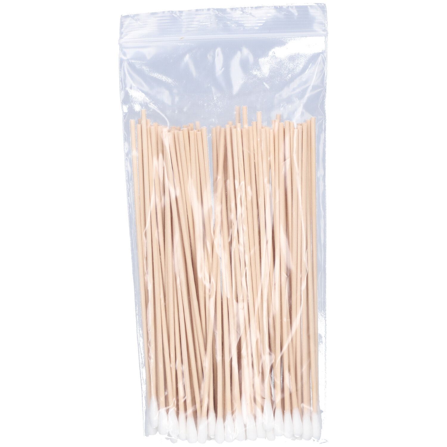Nombreux cotons-tiges dans un sac plastique transparent. Bâtonnets en bois avec du coton à une extrémité.