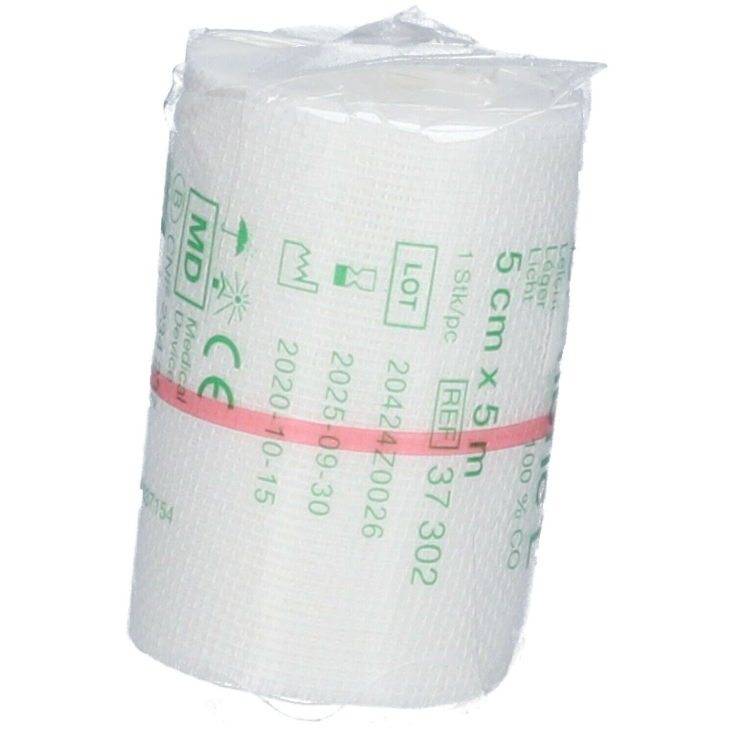 Rouleau de bandage blanc, emballé dans du film plastique. Inscription : 5 cm x 5 m. Anneau en caoutchouc rouge. Dispositif médical.