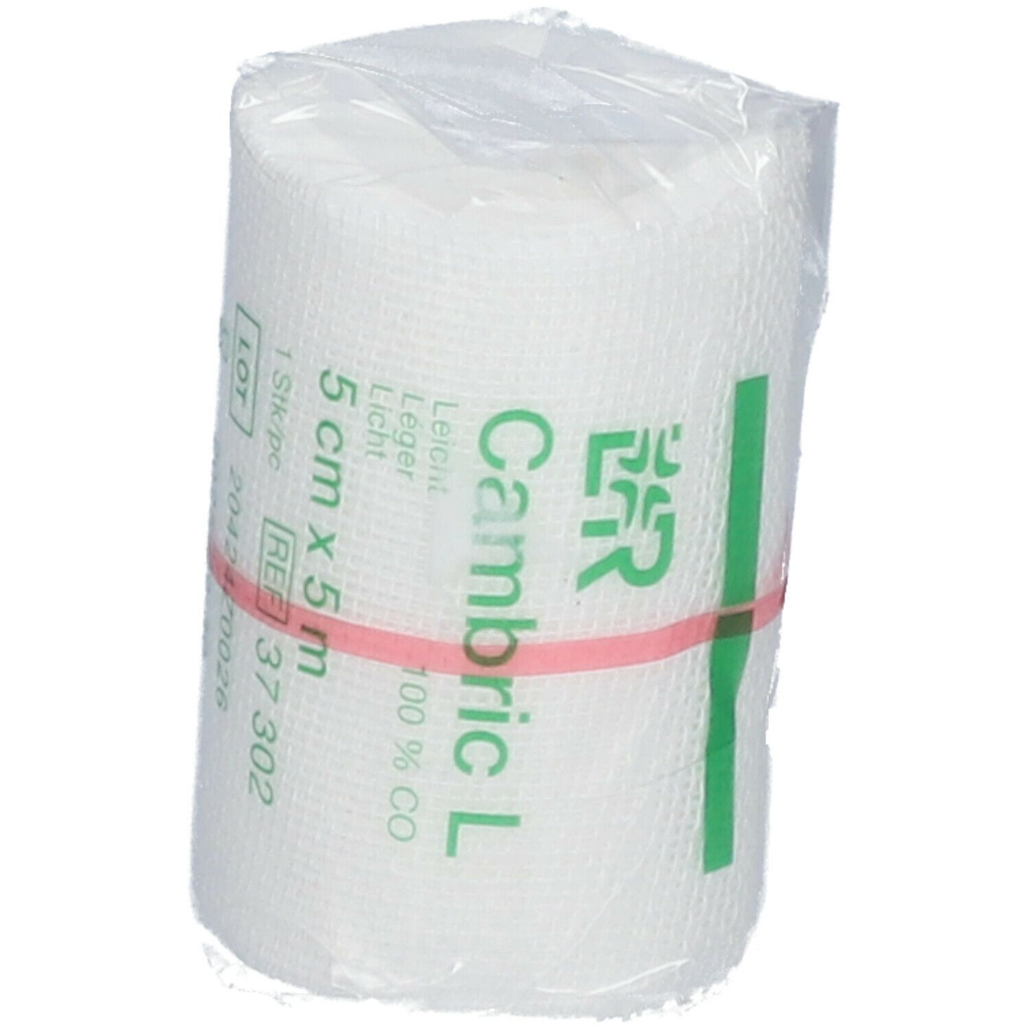 Rouleau de bandage blanc, emballé dans du film plastique. Inscription : Cambric L, 5 cm x 5 m. Anneau en caoutchouc rouge.