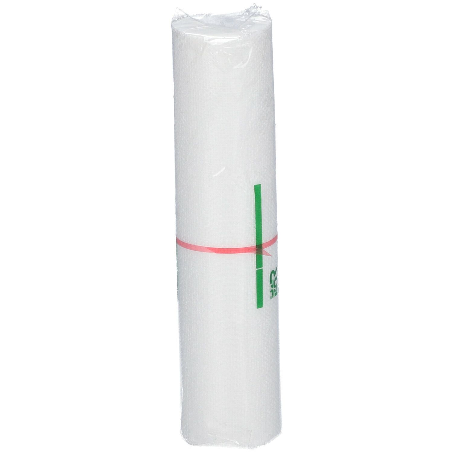 Gerolde witte bandage, verpakt in plastic. Een rode elastiek houdt het bij elkaar. Opschrift: Cambric L, 15 cm x 5 m.