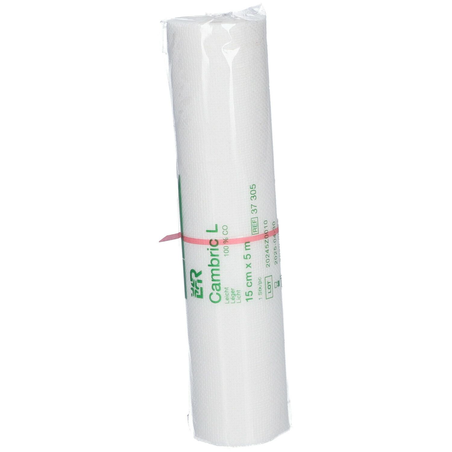 Gerolde witte bandage, verpakt in plastic. Een rode elastiek houdt het bij elkaar. Opschrift: Cambric L, 15 cm x 5 m, lotnummer.