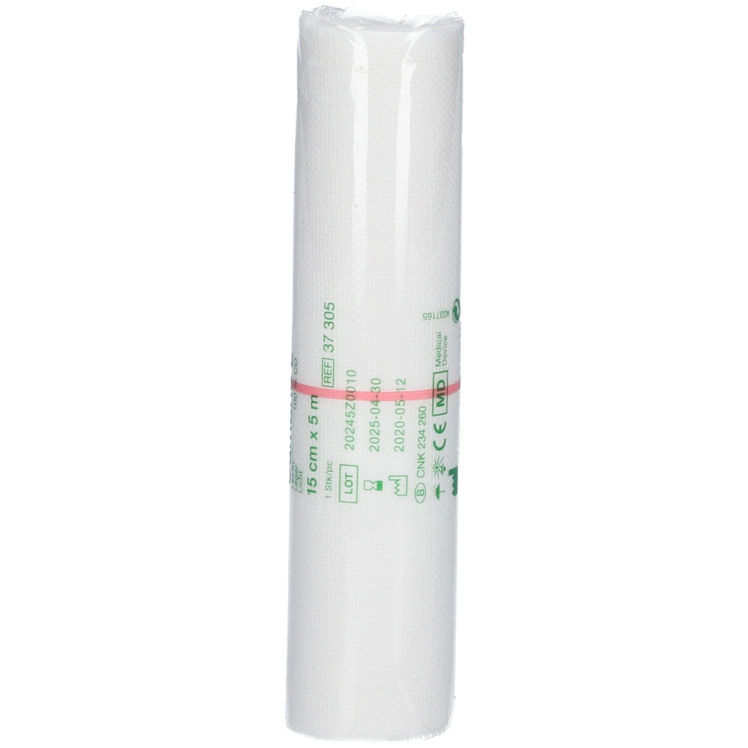 Gerolde witte bandage, verpakt in plastic. Een rode elastiek houdt het bij elkaar. Opschrift: Cambric L, 15 cm x 5 m, lotnummer en vervaldatum.