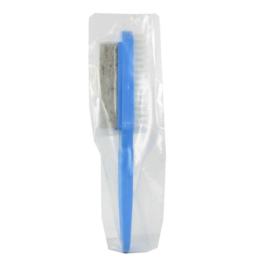 Product in plastic verpakking. Bevat een blauw handvat met borstel en een grijze puimsteen.