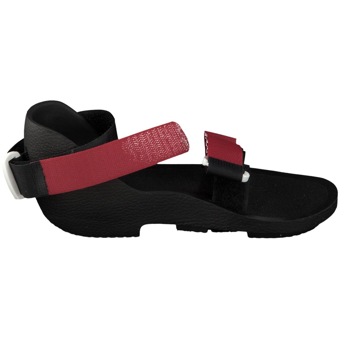 Chaussure noire avec sangle rouge. Fermeture velcro. Vue latérale.