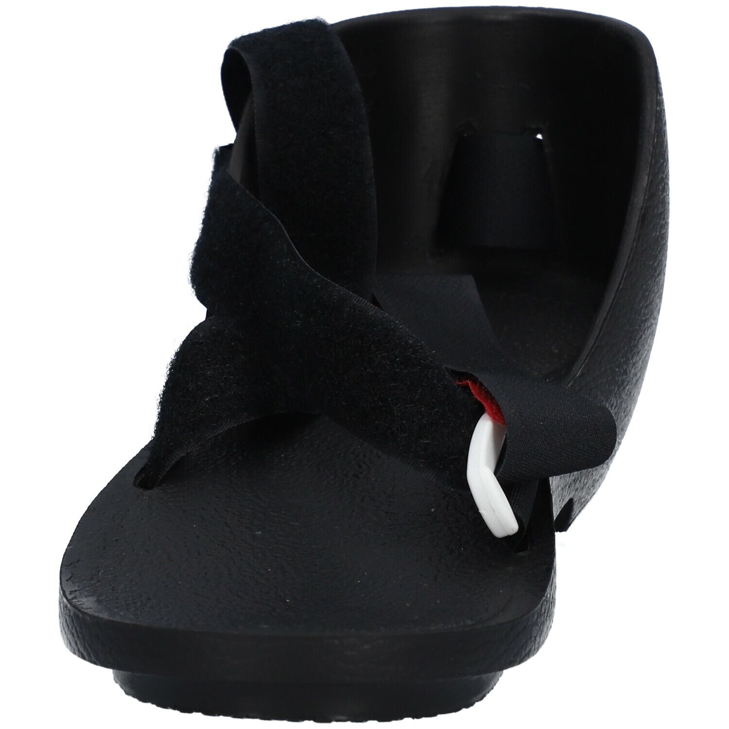 Chaussure noire, fermeture velcro, détail blanc. Vue de face.