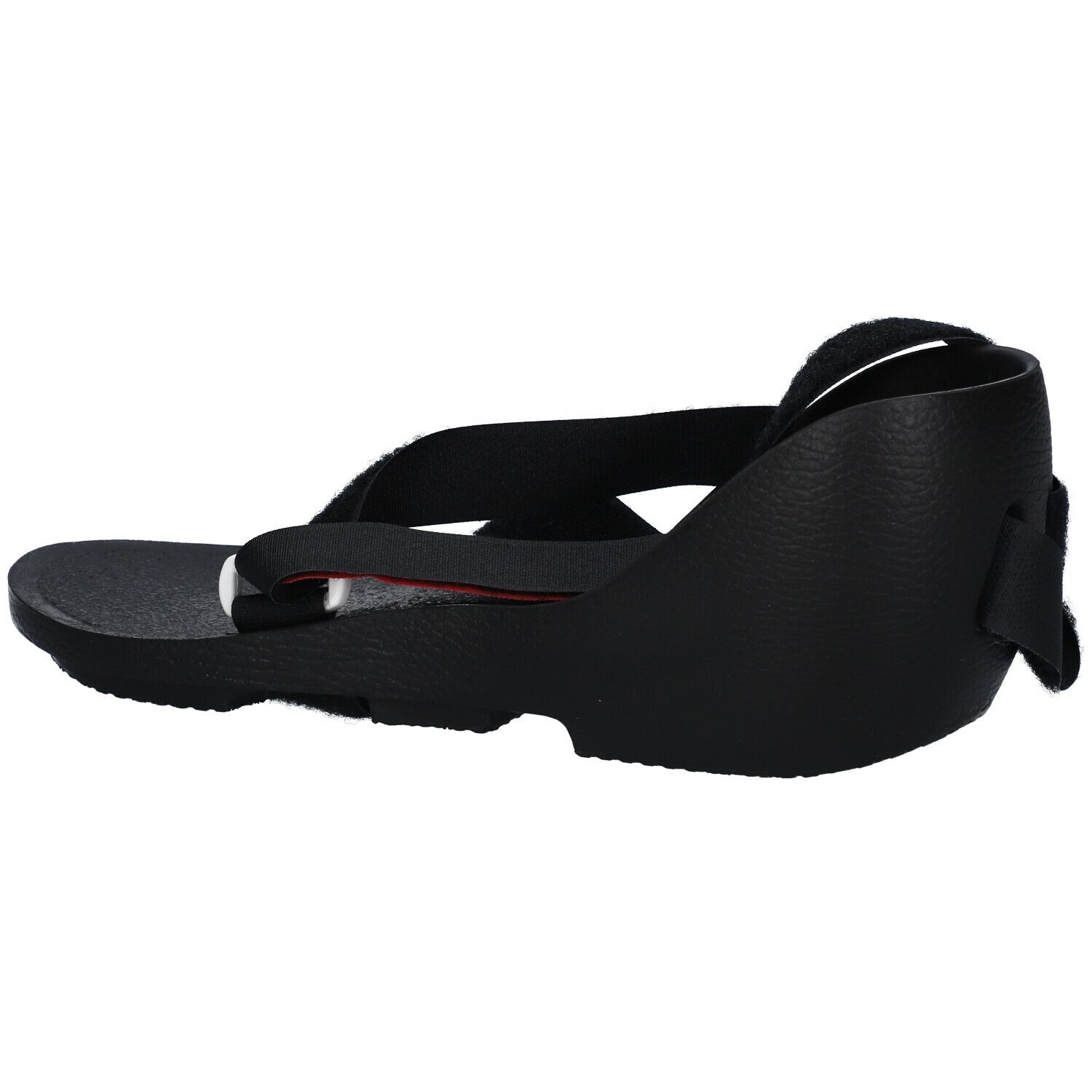 Chaussure noire, fermeture velcro. Vue latérale.