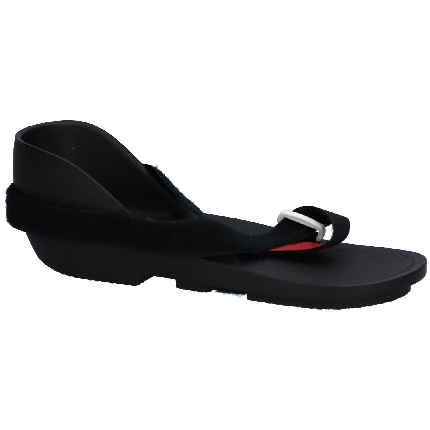 Shoecast noir, vue latérale. Fermeture velcro, accent rouge et semelle profilée.
