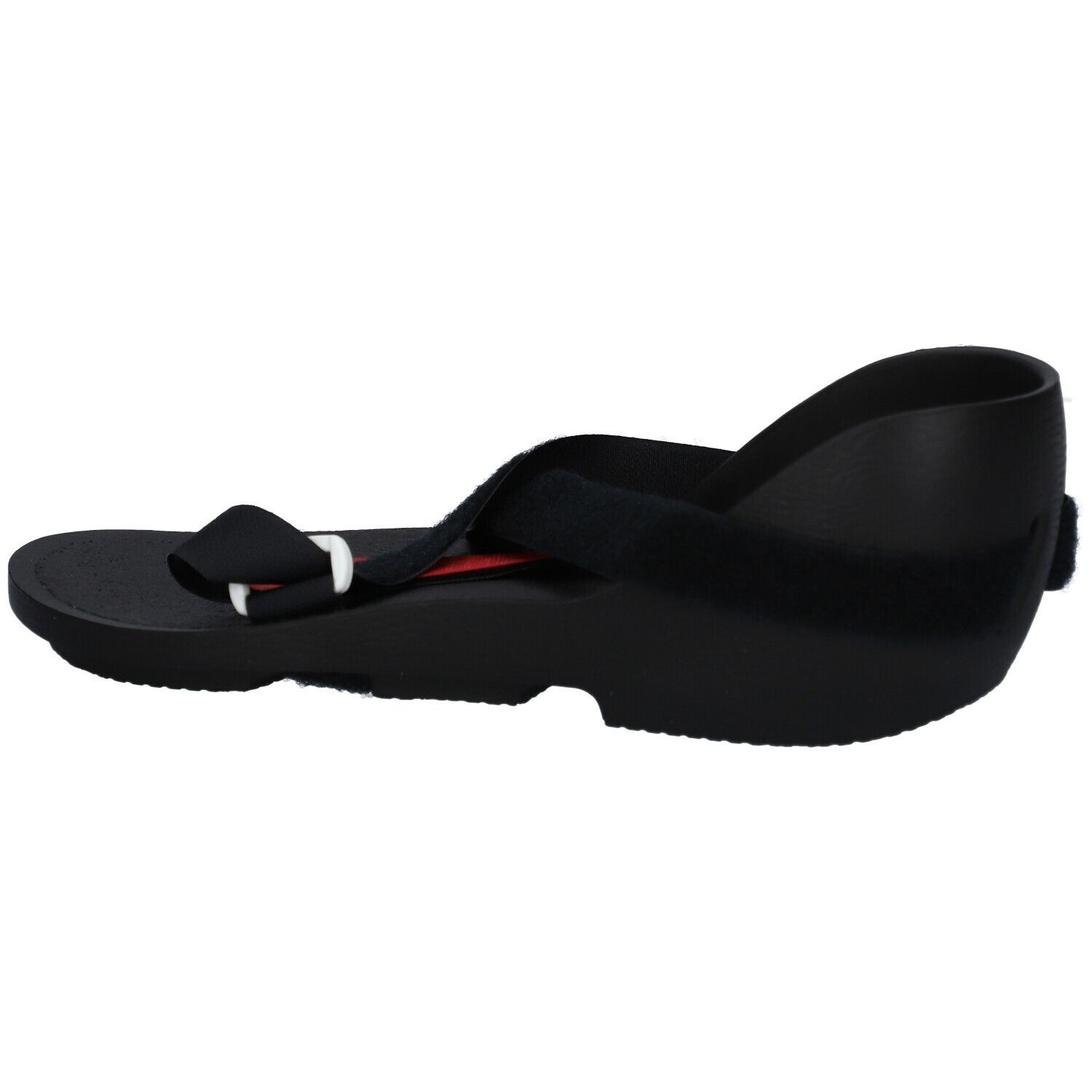 Shoecast noir, vue latérale. Fermeture velcro, accent rouge et semelle profilée.