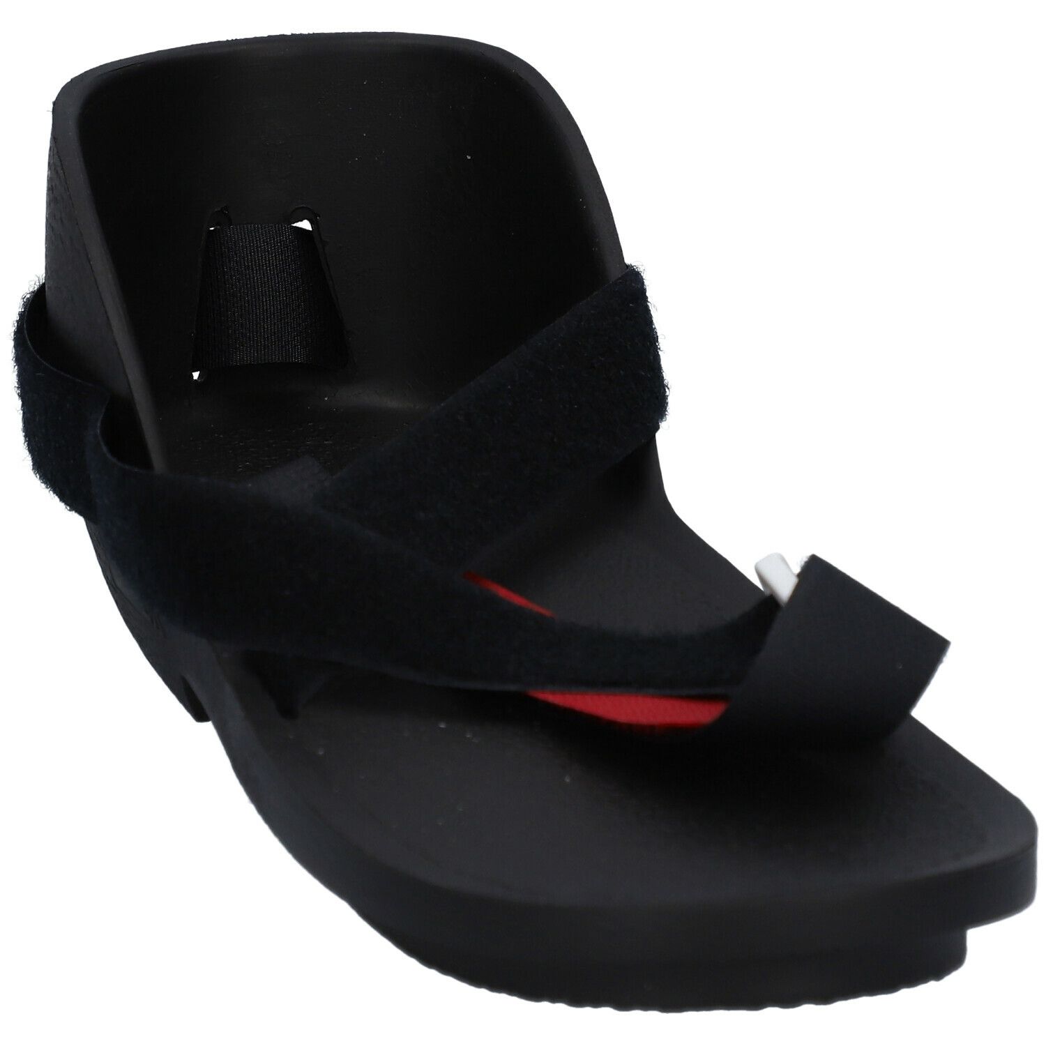 Shoecast noir avec fermeture velcro et accent rouge. Semelle profilée et support de talon.